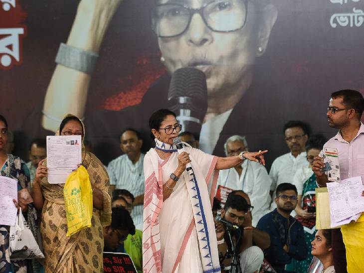 धरना मंच से संबोधित करतीं ममता बनर्जी।