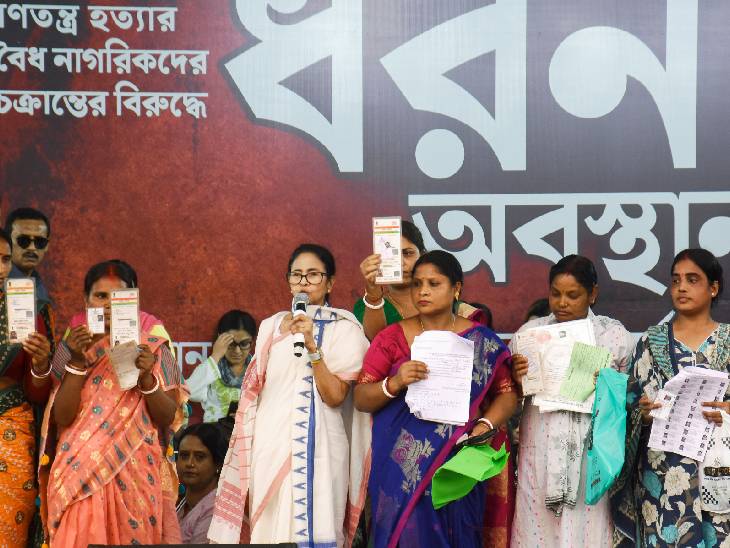 ममता ने कुछ महिलाओं को मंच पर बुलाया और आधार कार्ड और वोटर आईडी कार्ड दिखाने को कहा। ममता ने दावा किया कि इनके नाम वोटर लिस्ट से हटा दिए गए हैं।