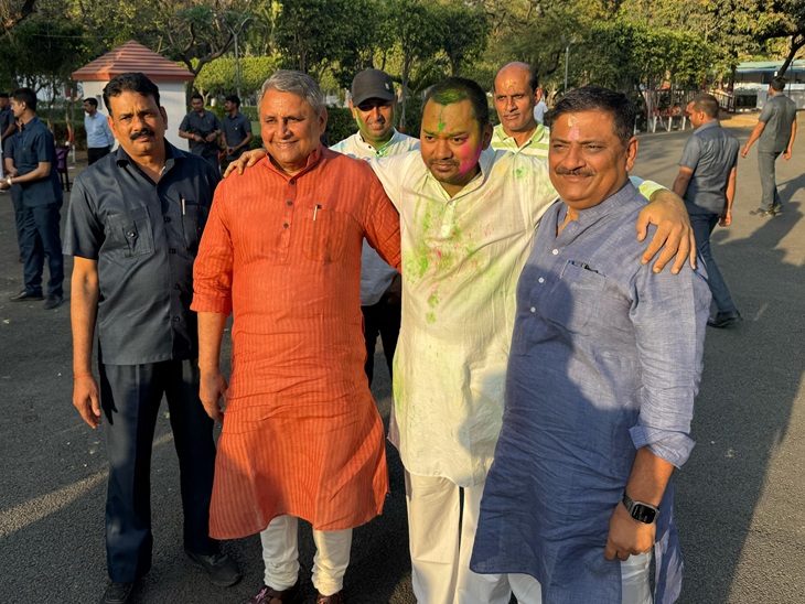 14 मार्च 2025 की तस्वीर। निशांत कुमार विजय चौधरी और संजय झा के कंधे पर हाथ रखे हुए हैं।