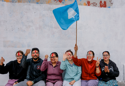 नेपाल के आम चुनाव के नतीजों की घोषणा से पहले शुक्रवार को राष्ट्रीय स्वतन्त्र पार्टी (RSP) के समर्थक चुनाव आयोग के बाहर नारे लगाते हुए।