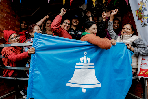 नेपाल के आम चुनाव के नतीजों की घोषणा से पहले शुक्रवार को राष्ट्रीय स्वतन्त्र पार्टी (RSP) के समर्थक चुनाव आयोग के बाहर इकट्ठा हुए।