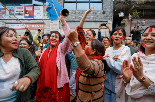 जीत के बाद खुशी मनाते राष्ट्रीय स्वतंत्र पार्टी के समर्थक।