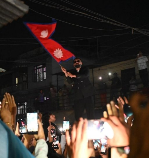 चुनाव जीतने के बाद समर्थकों के साथ जश्न मनाते बालेन शाह।