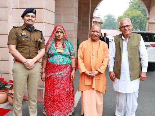 प्लैटिनम पदक और उत्कृष्ट सेवा पदक मिलने के बाद सीएम योगी और अपने मां-पिता के साथ केके बिश्नोई।