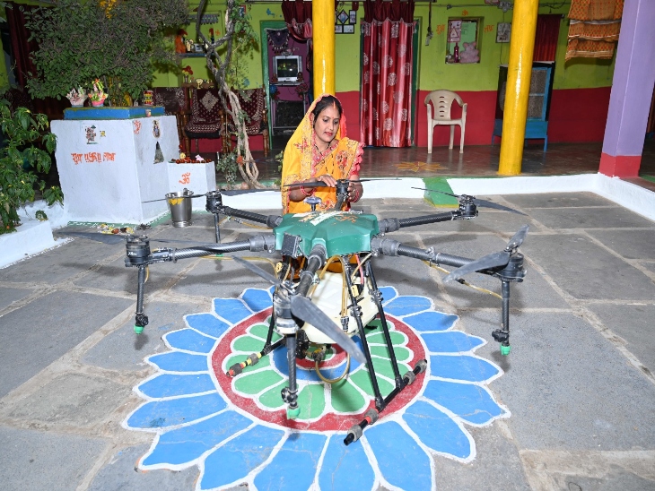 शुरुआत में चंद्रकली ने अपने गांव और आसपास के कुछ खेतों में ही कीटनाशक छिड़काव की सेवा दी।