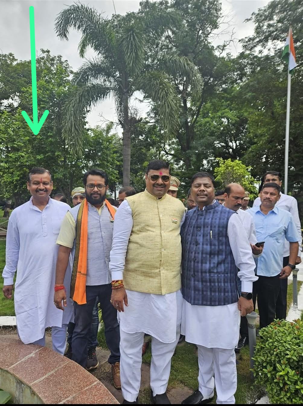 भाजपा नेताओं के साथ विनायक ताम्रकर की फोटो।