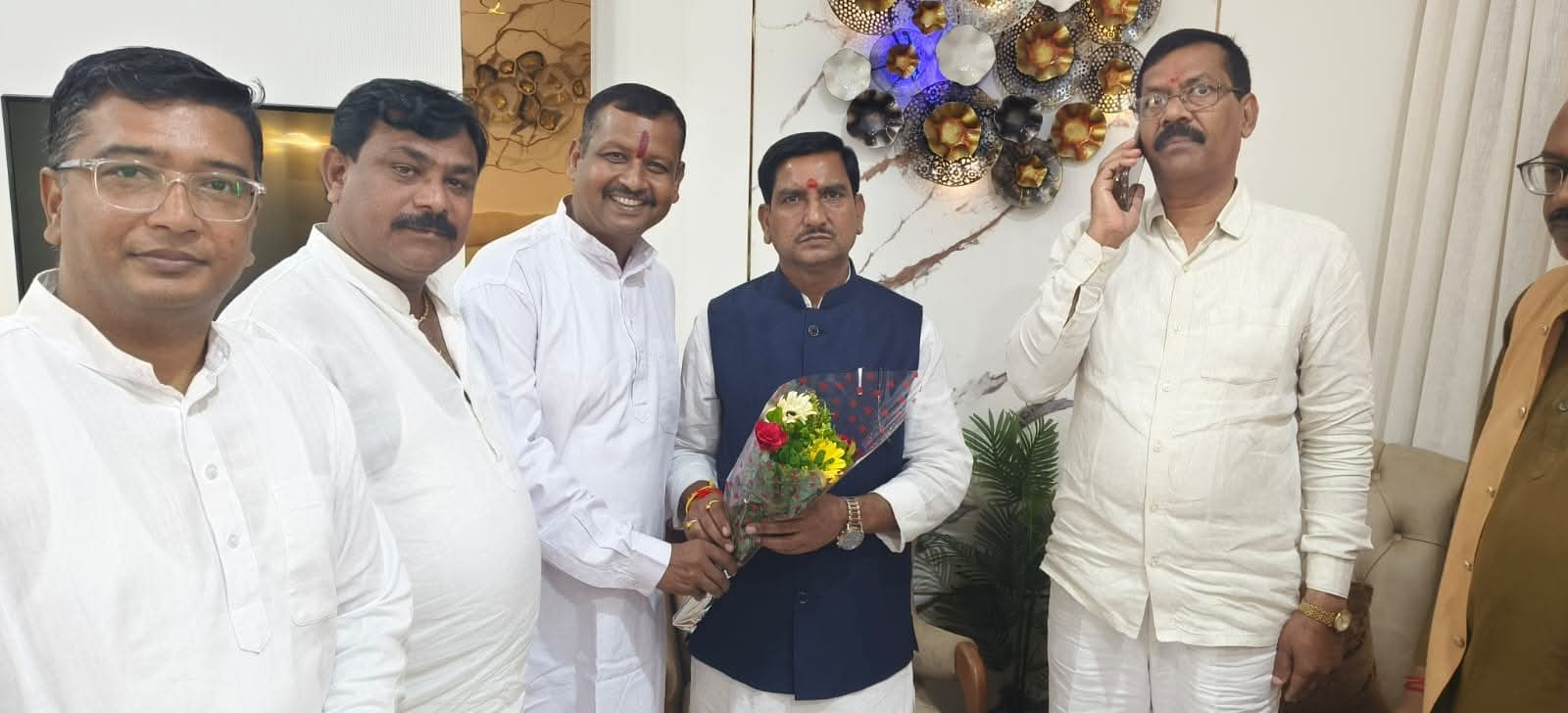 केंद्रीय राज्य मंत्री तोखन साहू और भाजपा विधायक मोतीलाल साहू के साथ विनायक ताम्रकर।