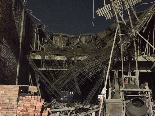 भिवानी के पटेल नगर में निर्माणाधीन बिल्डिंग का लेंटर गिरा।