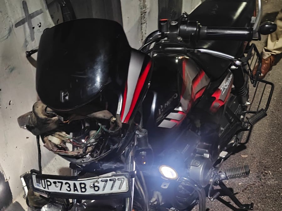 इसी बाइक से दोनों भाई लौट रहे थे। इसका अगला हिस्सा चकनाचूर हो गया।