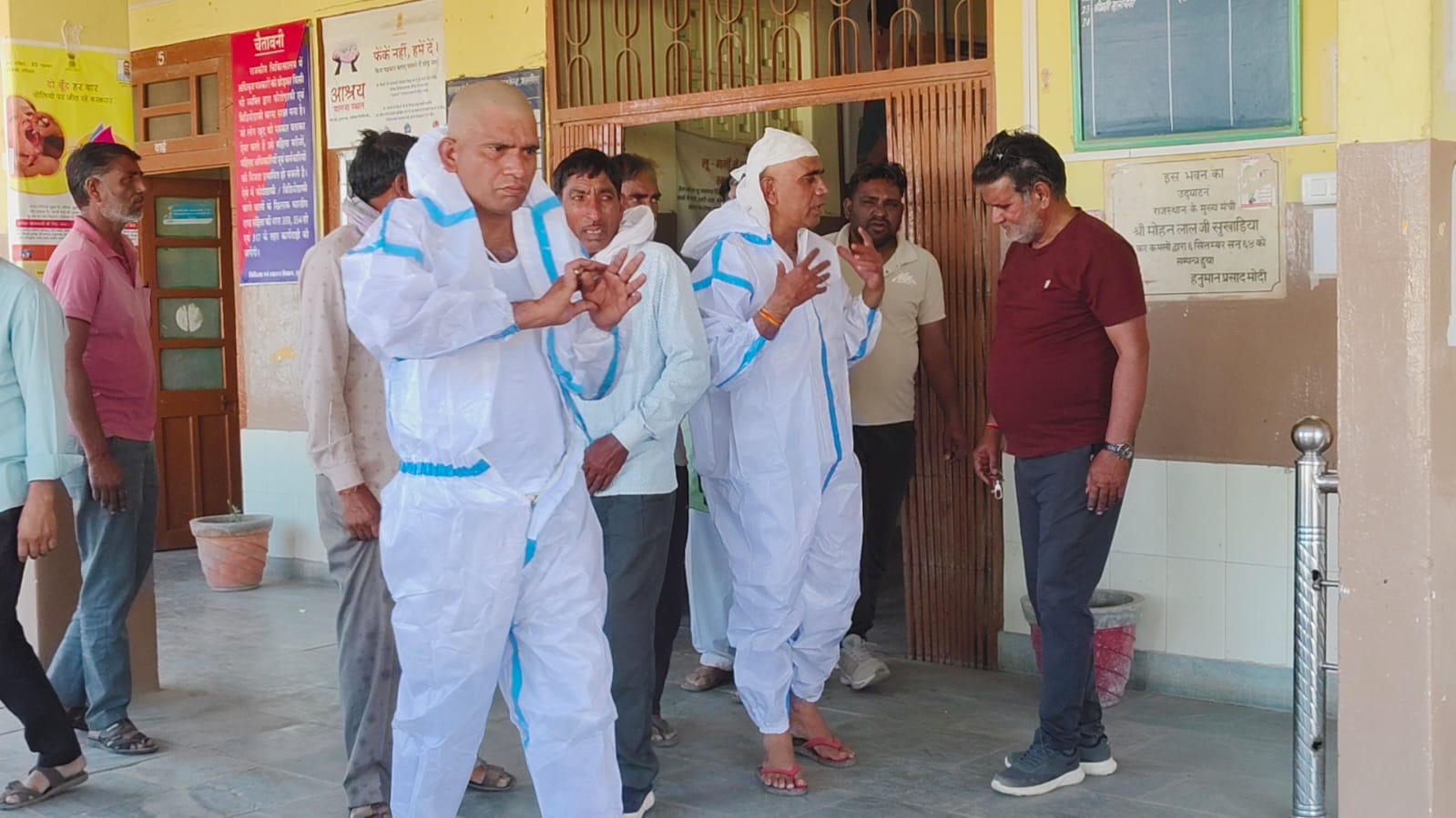 मधुमक्खियों के हमले के बाद PPE किट पहनकर पूर्व सैनिक का अंतिम संस्कार किया गया।