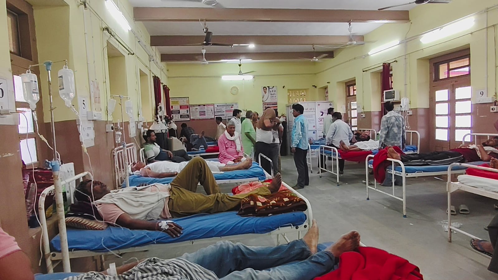 मधुमक्खियों के हमले के बाद घायल होने पर मलसीसर के अस्पताल में भर्ती लोग।