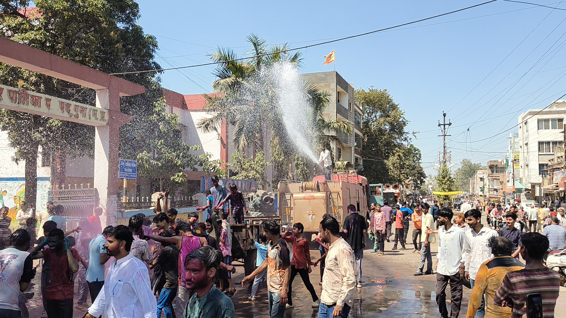 Guna Kapda Fad Holi | Fire Brigade Water Showers Gar Procession