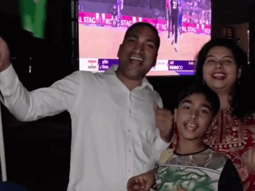 फाइनल मुकाबला देखने के लिए परिवार के साथ क्रिकेट प्रेमी पहुंचे हुए हैं।