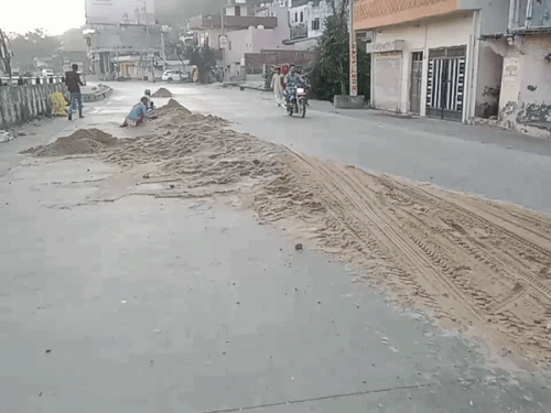 घटना के बाद भेरू दरवाजे की सड़क पर फैली बजरी। - Dainik Bhaskar