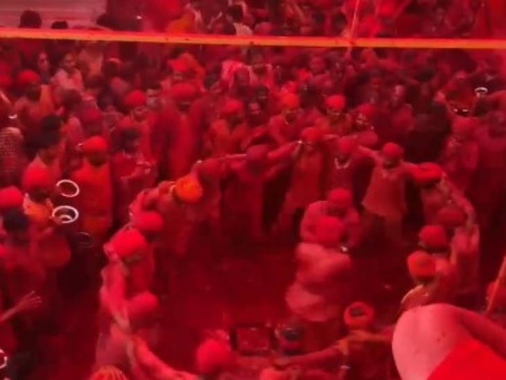 मेवाड़ के प्रसिद्ध धाम चारभुजा नाथ मंदिर में फागोत्सव के दौरान रंगपंचमी पर मदिर के पुजारी ओर श्रद्धालु फाग खेलते हुए। - Dainik Bhaskar