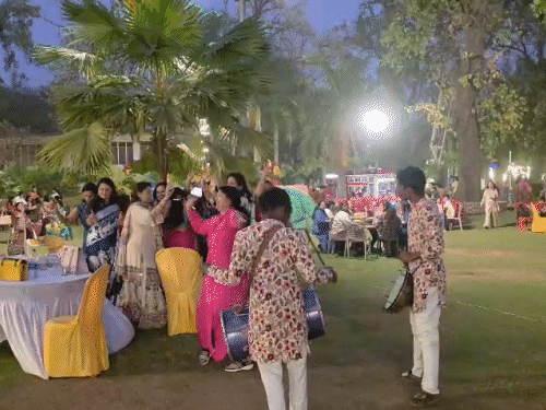 कोरबा के अप्पू गार्डन में लोग जश्न मनाते हुए महिलाएं ढोल पर नाची।