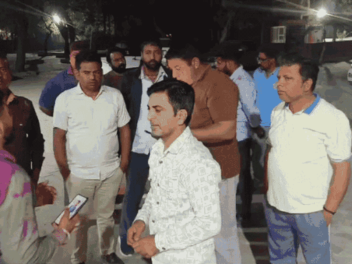 4 मार्च की रात घटना के बाद अस्पताल के मौजूद मेडिकल स्टाफ।