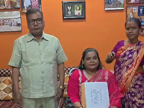 शिक्षिका के. शारदा अपने माता-पिता के साथ।