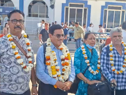 शुक्रवार को दुबई से जोधपुर लौटे 120 भारतीय।