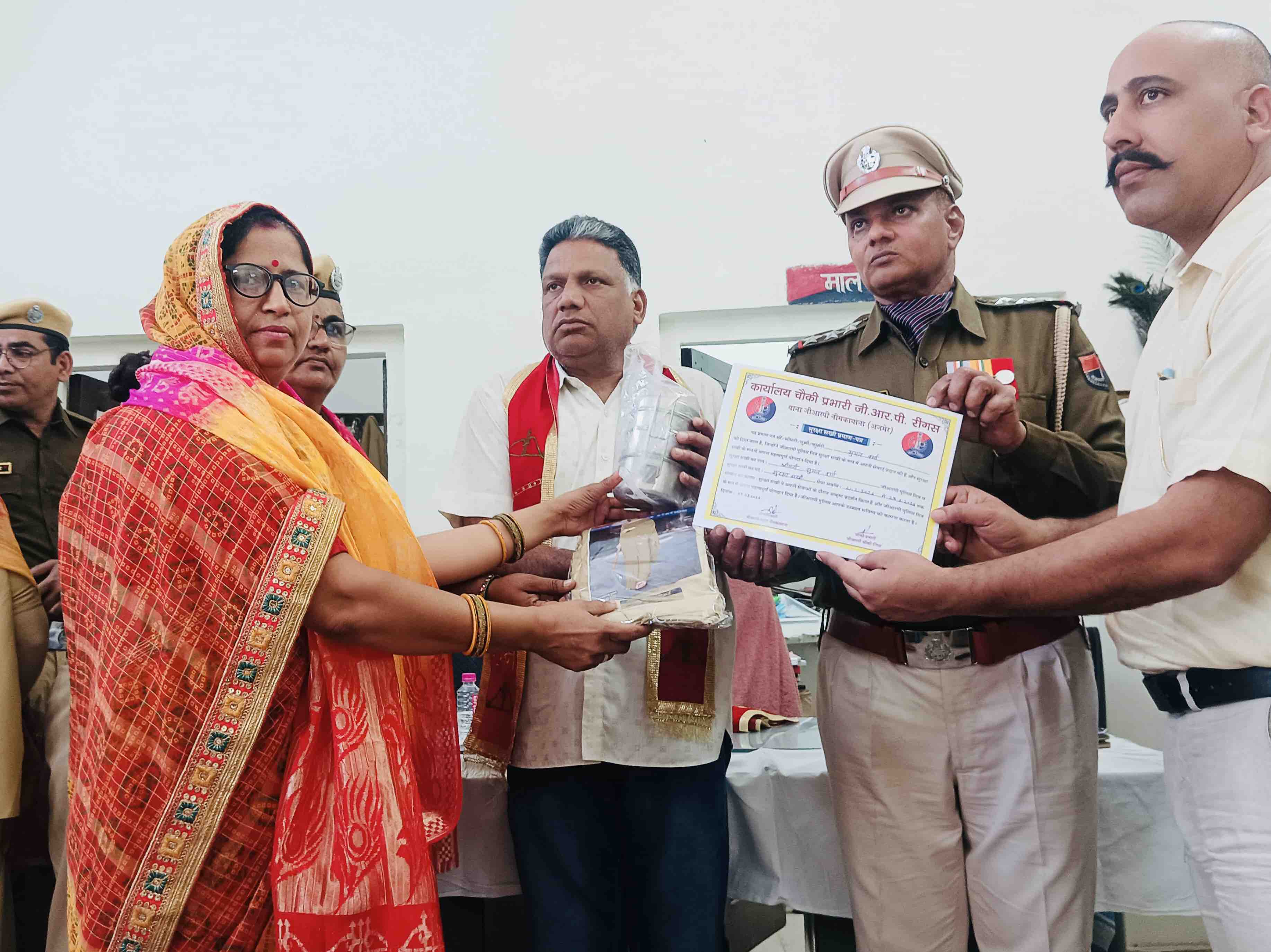 सुरक्षा सखियों को प्रशस्ति पत्र, वर्दी वाली साड़ी और स्मृति चिह्न प्रदान कर उनके योगदान की सराहना की गई।