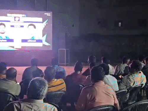 भीलवाड़ा में T20 वर्ल्ड कप के फाइनल मैच के लिए कई जगहों पर बड़ी एलईडी स्क्रीन लगाई गई। यहां क्रिकेट फैन्स अपने परिवार के साथ पहुंचे।