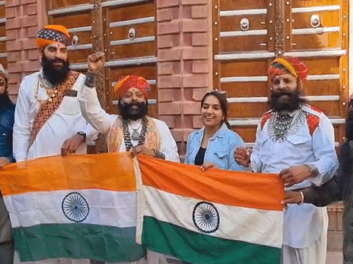 बीकानेर में रामपुरिया हवेली के पास मिस्टर बीकानेर अनिल बोड़ा और उनकी टीम ने पारंपरिक वेशभूषा पहनकर वीडियो शूट किया। उन्होंने भारत की जीत का दावा किया।