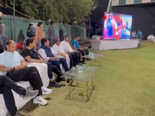 जयपुर के SMS स्टेडियम में वर्ल्ड कप फाइनल मुकाबले के लिए स्पेशल स्क्रीनिंग की गई। खेल मंत्री राज्यवर्धन सिंह राठौड़ के साथ कैबिनेट मंत्री अविनाश गहलोत भी मैच देखने पहुंचे।
