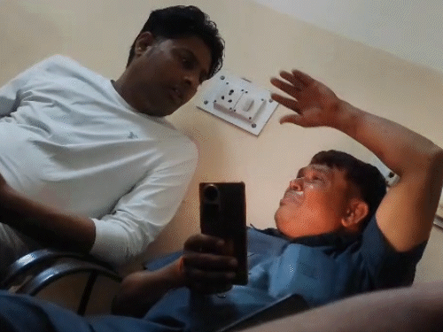 अस्पताल में ड्राइवर रोते हुए घटना के बारे में बताता हुआ।