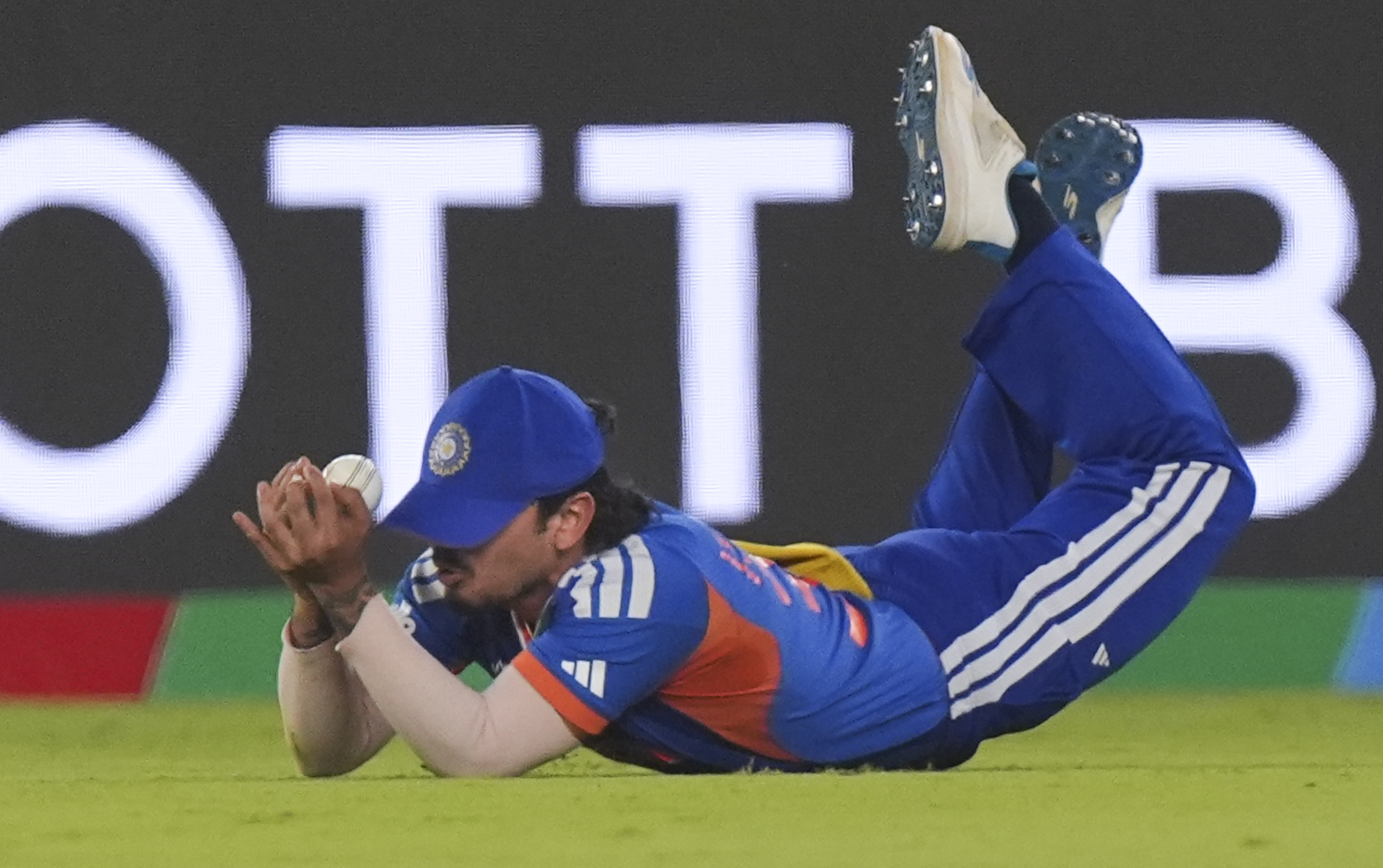 ईशान किशन ने रचिन का कैच पकड़ा।