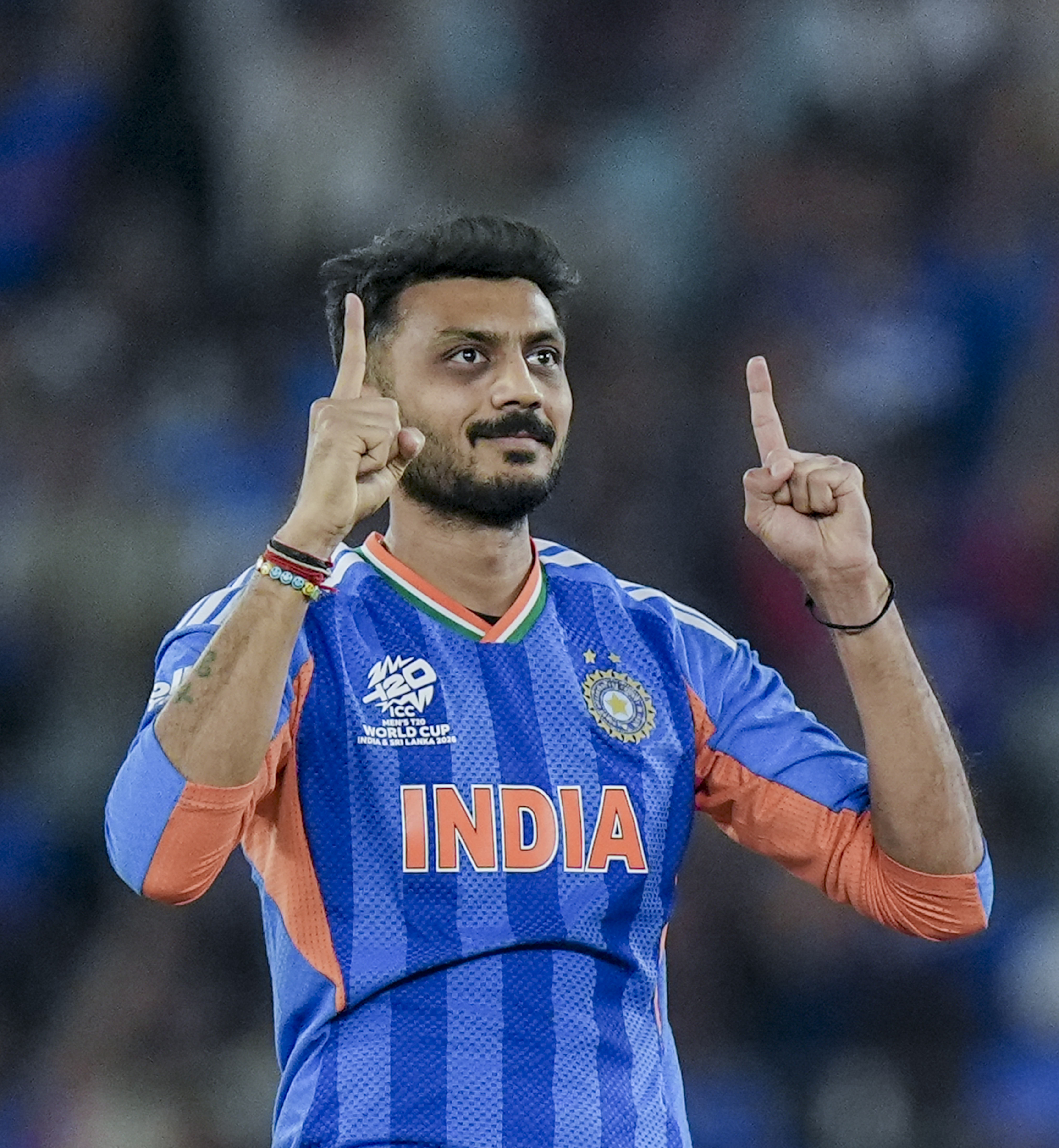 फिन एलन का विकेट सेलिब्रेट करते अक्षर पटेल।