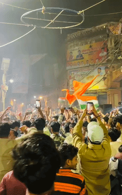 उत्तरप्रदेश के प्रयागराज में लोगों ने तिरंगा फहराकर जश्न मनाया।