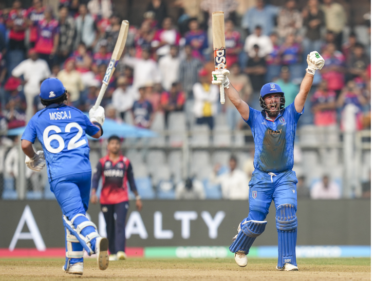 पहली बार वर्ल्ड कप खेल रही इटली ने नेपाल को 10 विकेट से हराया। इस मैच में मोस्का ब्रदर्स (जस्टिन मोस्का-एंथनी मोस्का) ने 124 रन की नाबाद ओपनिंग पार्टरशिप की। दोनों ने फिफ्टी लगाई।