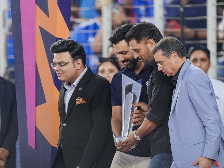 इंडिया-न्यूजीलैंड मैच से पहले भारत के पूर्व कप्तान एमएस धोनी और रोहित शर्मा ट्रॉफी लेकर आए। उनके साथ ICC चेयरमैन जय शाह भी मौजूद थे।