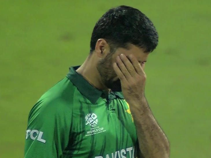 श्रीलंका के खिलाफ पाकिस्तान आखिरी मैच जीतकर भी सेमीफाइनल में जगह नहीं बना पाई। वर्ल्ड कप से बाहर होने पर स्पिनर अबरार अहमद रोते हुए नजर आए। उन्होंने अपनी आखें बंद कर उसे दोनों हाथों से ढंक लिया।