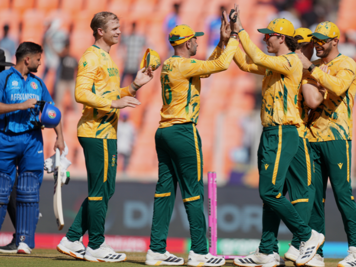 टी-20 वर्ल्ड कप इतिहास का पहला डबल सुपर साउथ अफ्रीका और अफगानिस्तान के बीच खेला गया। दोनों टीमों ने 187 रन बनाए थे। पहला सुपर ओवर टाई रहा, दूसरे सुपर ओवर में साउथ अफ्रीका 4 रन से जीता।