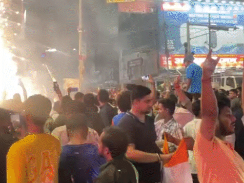 बिहार के पटना में कहीं गुलाल उड़ाकर तो कहीं आतिशबाजी हुई।