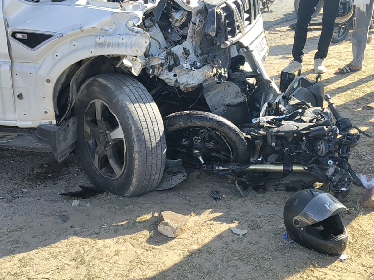 स्कॉर्पियो और बाइक की टक्कर में दोनो वाहन बुरी तरह से क्षतिग्रस्त हो गए।