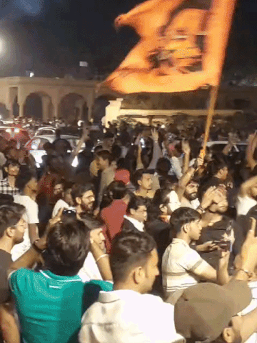 जयपुर में अमर जवान ज्योति पर बड़ी संख्या में लोगों ने ढोल पर नाचकर और पटाखे जलाकर जश्न मनाया।