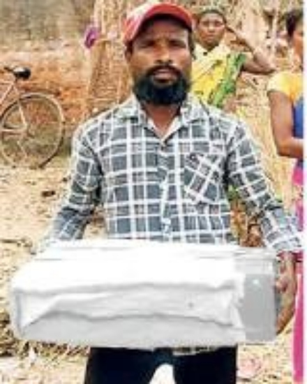 मृत बच्चे के शव को कार्टन में भर कर ले गया पिता।