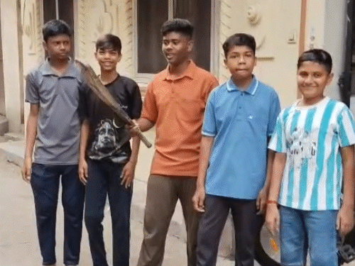 ये तस्वीर रायगढ़ जिले की है। जहां मैच को लेकर बच्चे गली गली में हिप हिप हुर्रे का शोर कर रहे हैं।