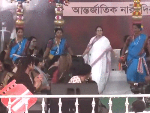 मुख्यमंत्री ममता बॅनर्जी धरणे आंदोलनात आदिवासी लोकनर्तकांसोबत दिसल्या.