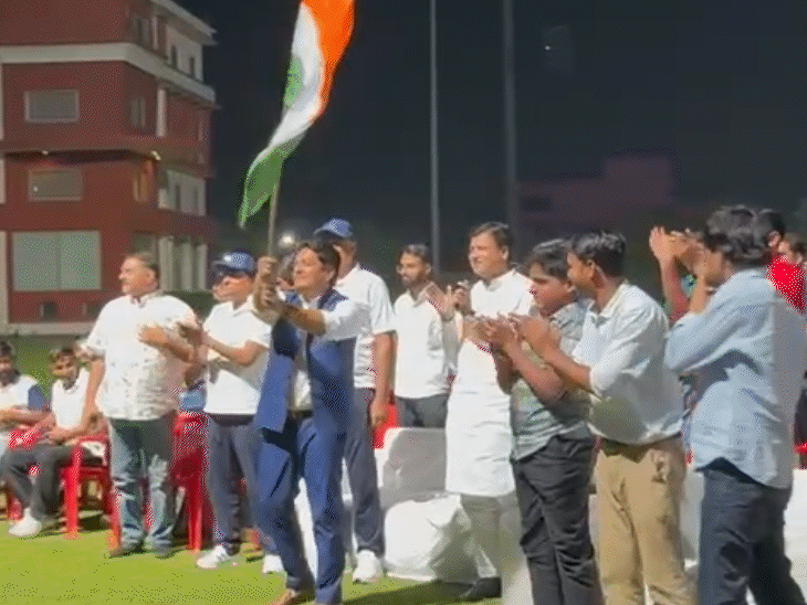 न्यूजीलैंड की पारी के दौरान विकेट पर मंत्री अविनाश गहलोत और कांग्रेस विधायक रफीक खान ने भारत का झंडा लहराया।