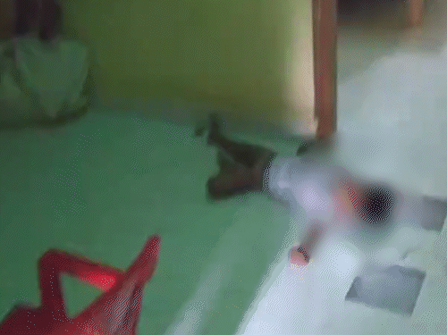 दोनों बच्चों का शव खिड़की के सहारे लटकर रहा था। जबकि पिता का शव छत के कुंडे से लड़कता मिला।