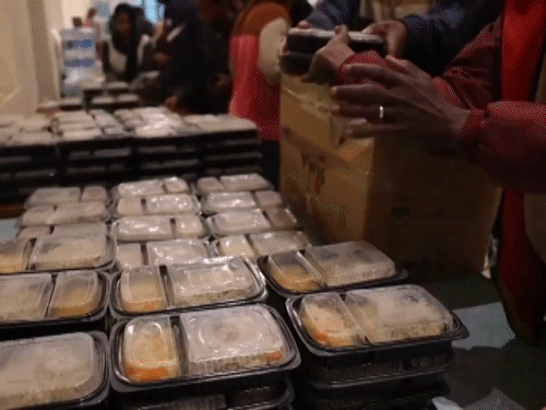 लेबनान की राजधानी बेरूत में वॉलंटियर्स ने कम्युनिटी किचन में बेघर लोगों और रिफ्यूजी को खाना बांटा।