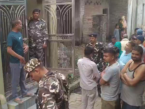 घटना की सूचना मिलते ही लोगों की भीड़ घर के बाहर इकट्ठा हो गई।