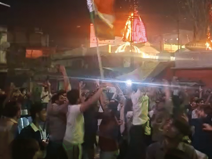 भारत के टी-20 वर्ल्डकप जीतने के बाद सीकर में फैंस ने भारत का झंडा लहराया और खुशी में झूमने लगे।