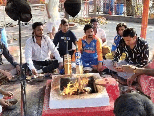 फैंस ने टीम इंडिया की जीत के लिए प्रार्थना की।