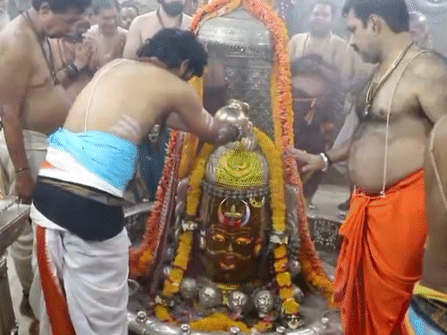 उज्जैन में बाबा महाकाल को केसरयुक्त जल अर्पित कर रंगपंचमी की शुरुआत की गई।