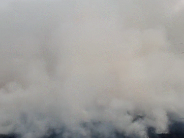 खेतों में जलने वाली पराली भी वायु प्रदूषण बढ़ाती है। एक्सपट्‌र्स के अनुसार, धुएं में PM10 पार्टिकल होते हैं।