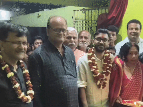 परिवार के सदस्यों के साथ अभिषेक।